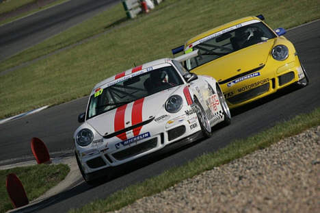 Christoffer Nygaard kæmpede i Porschen til Porsche Super Sports Cup på Oschersleben. Han formåede at køre bilen sikkert i mål efter den havde fået skader undervejs.